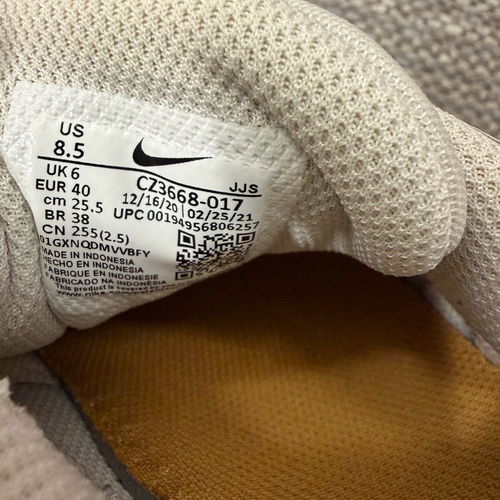 Nike Legend Essential 2 Premium with leopard print logo W8.5 - Picture 4 of 5